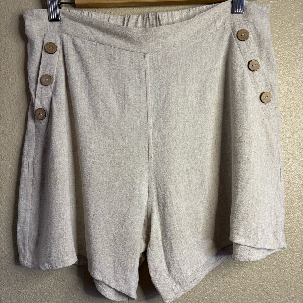 NAIF Cream Button Shorts size petite M